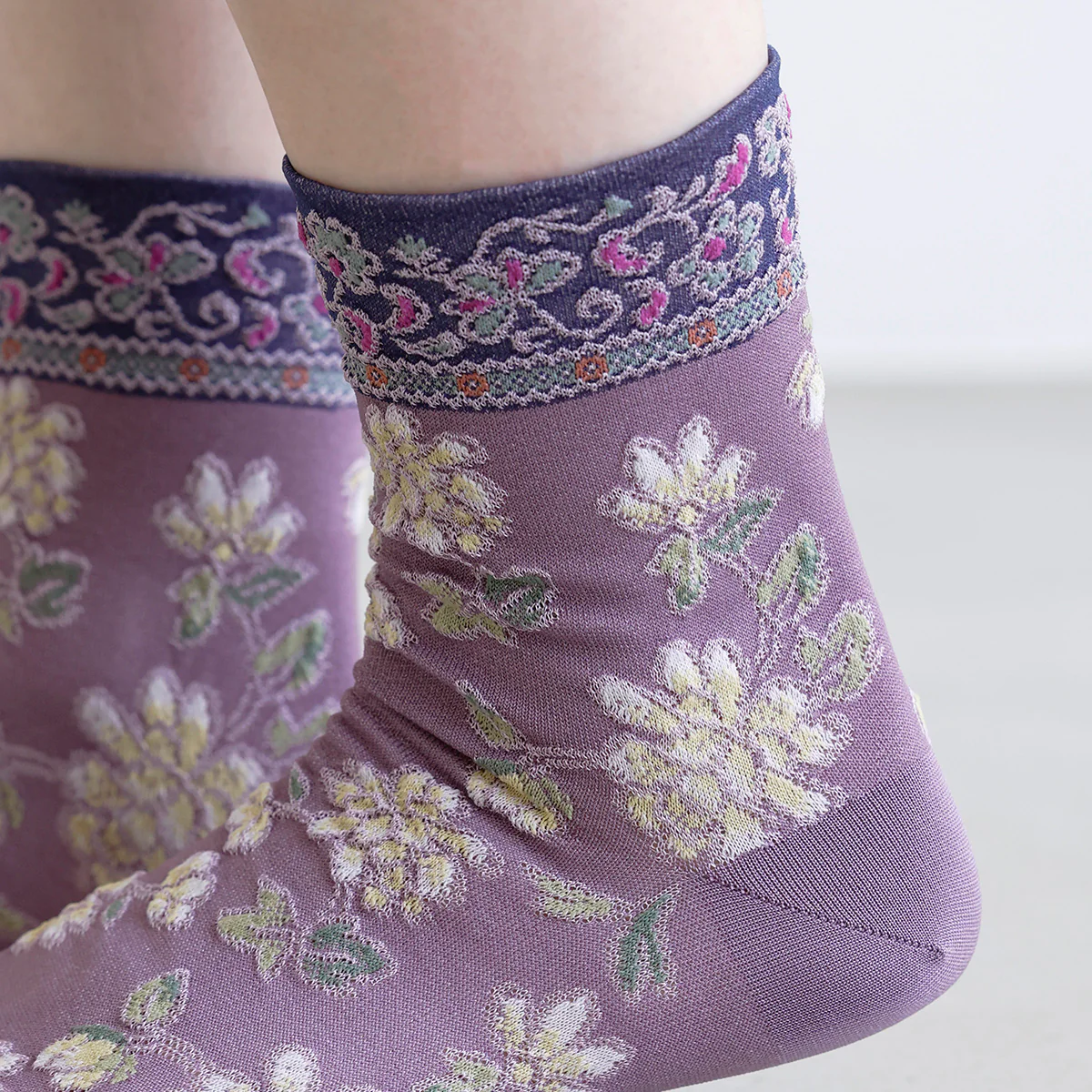 011132358 Float Oriental Flower Low Crew Socks - Image 25