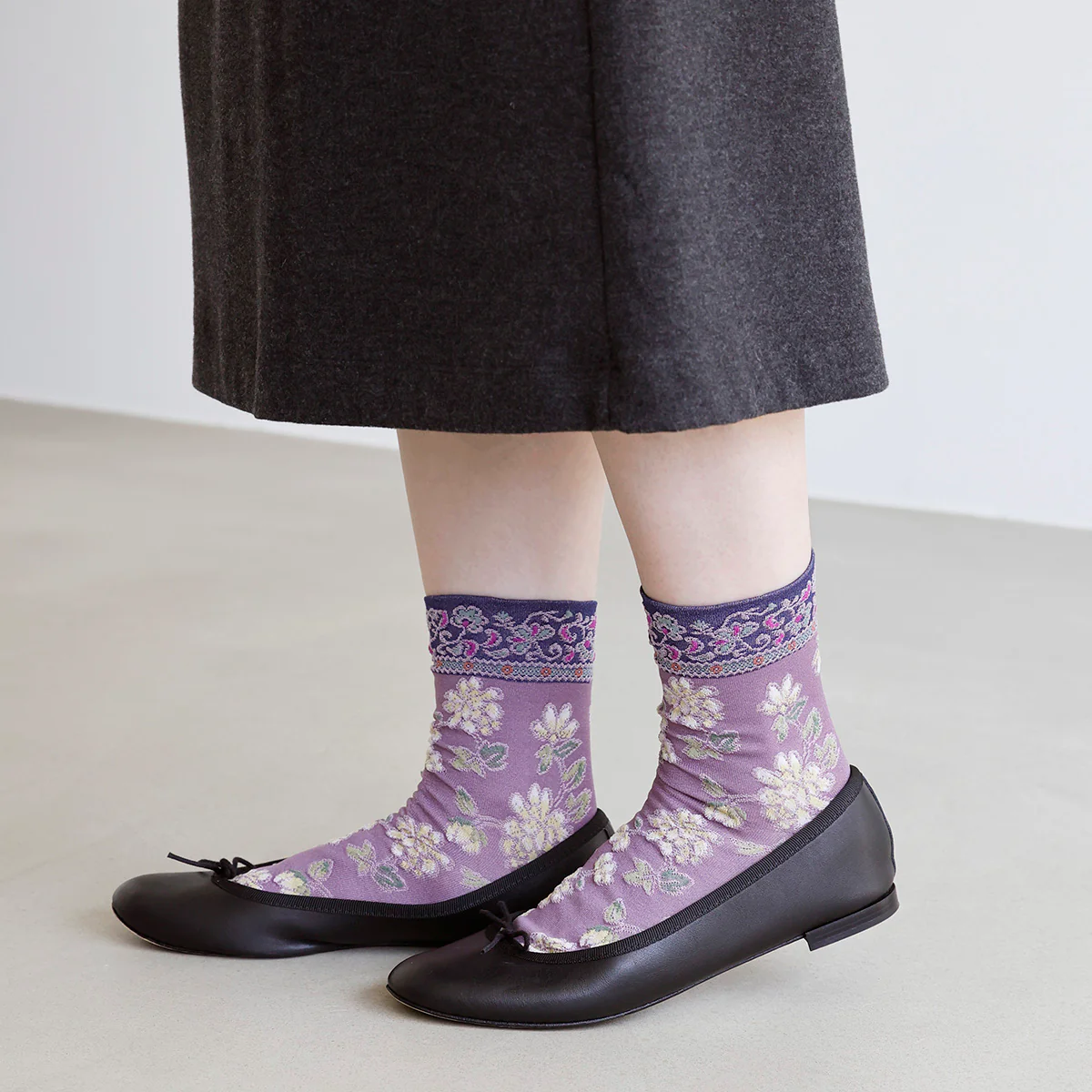 011132358 Float Oriental Flower Low Crew Socks - Image 26