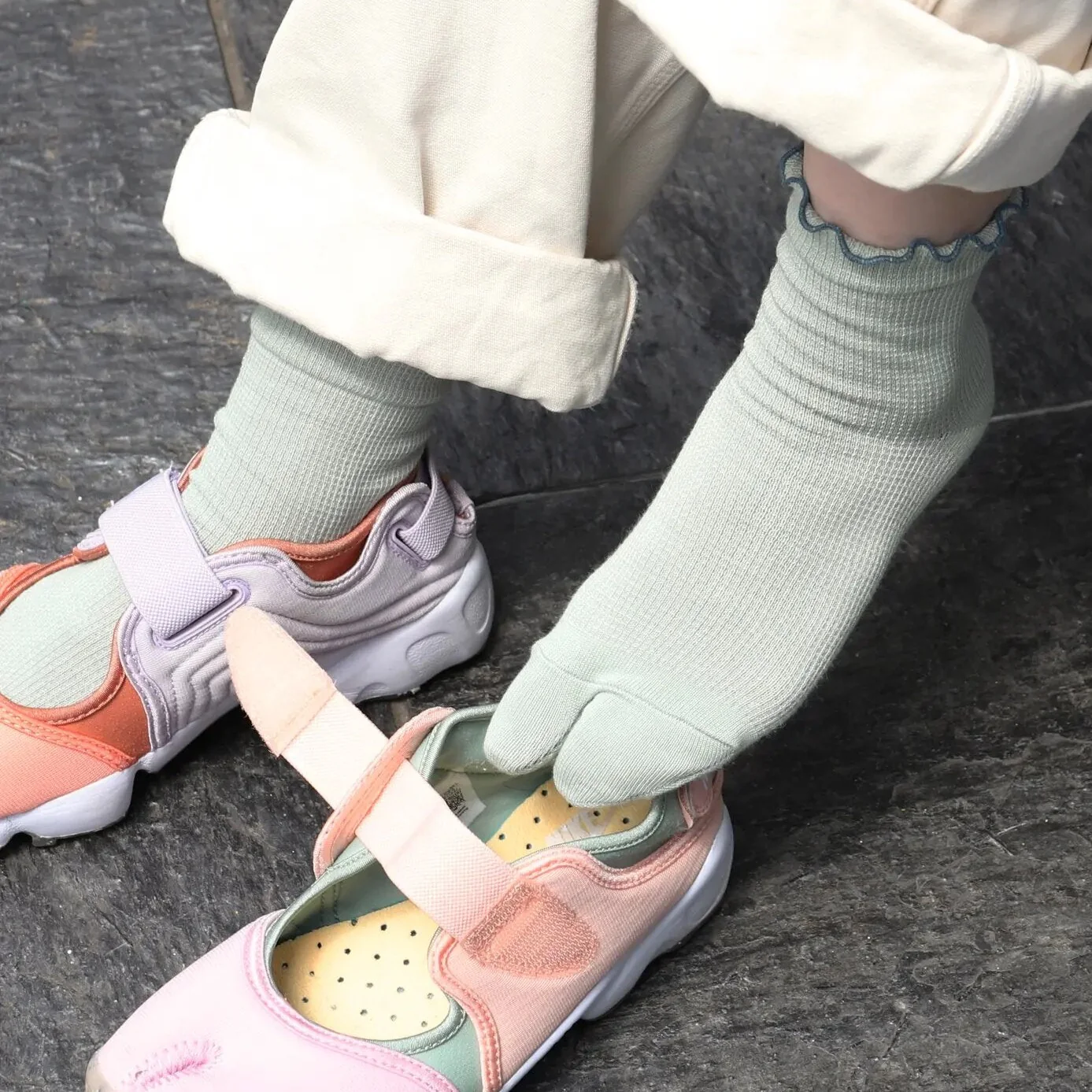 011132606 Waffle Merrow Top Tabi Low Crew Socks - Image 11