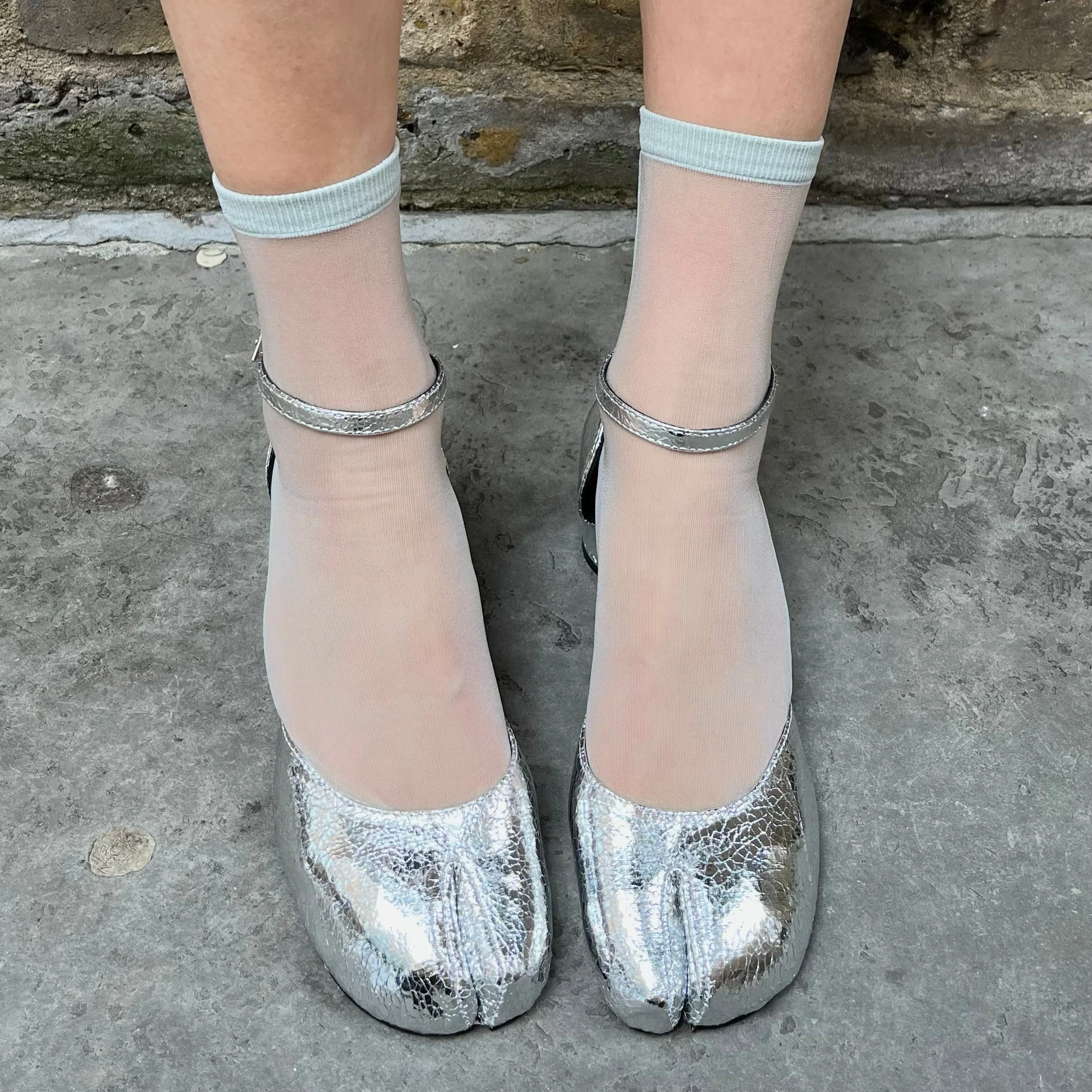 021131881 Sheer Bicolor Tabi Low Crew Socks S - Image 12