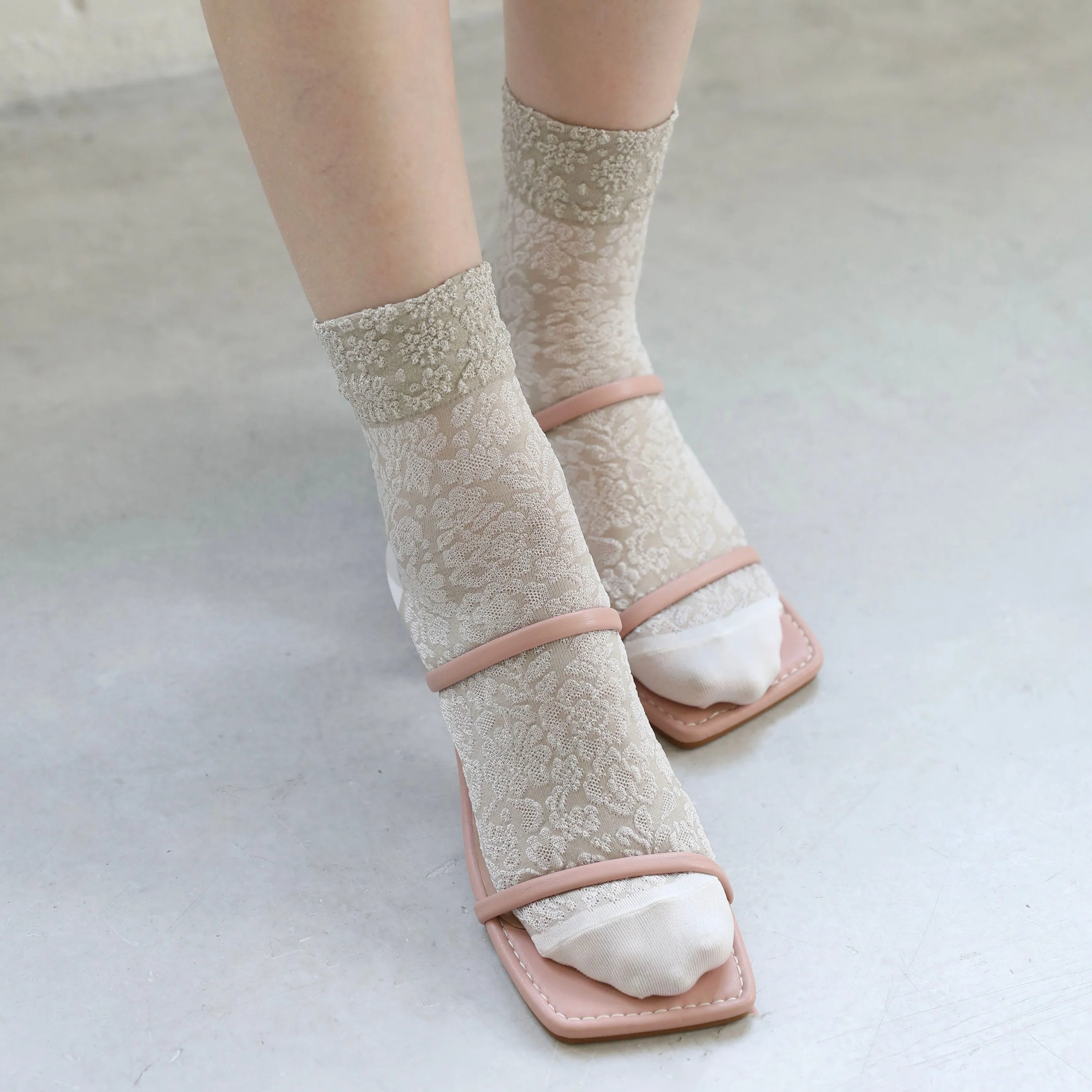 021132199 Two-Tone Float Low Crew Socks - Image 22