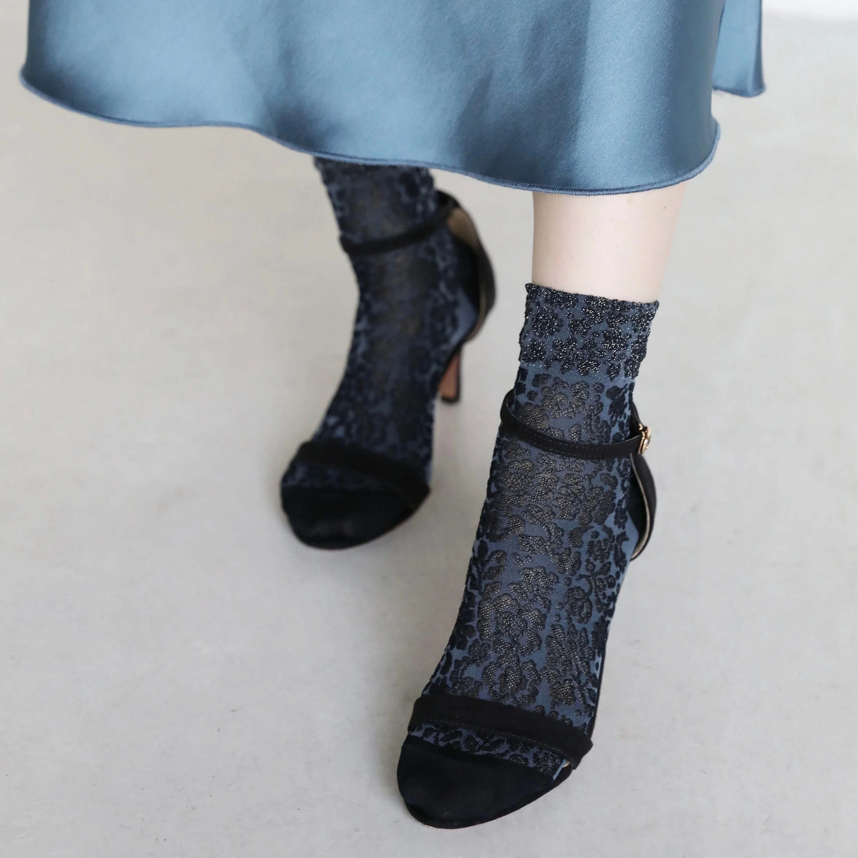 021132199 Two-Tone Float Low Crew Socks - Image 4